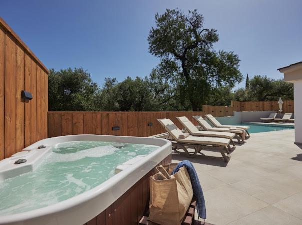 Galadriel Villa With Private Pool & Jacuzzi Kato Yerakarion Eksteriør billede