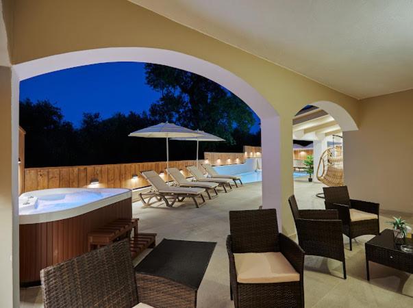 Galadriel Villa With Private Pool & Jacuzzi Kato Yerakarion Eksteriør billede